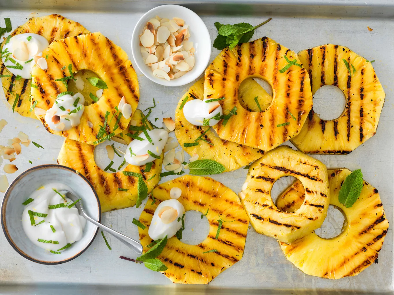 Ananas grillé avec crème coco