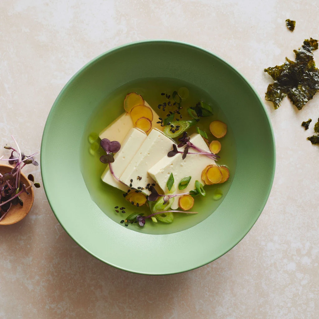 Bouillon mit Ingwer und Seidentofu 