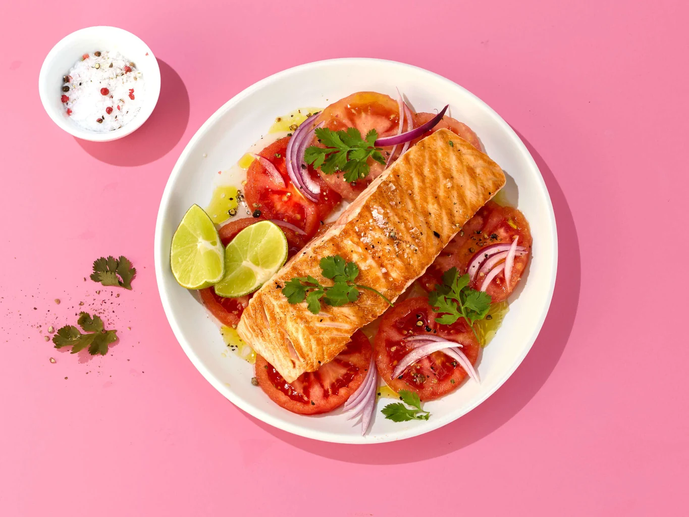 Grilllachs auf Tomaten