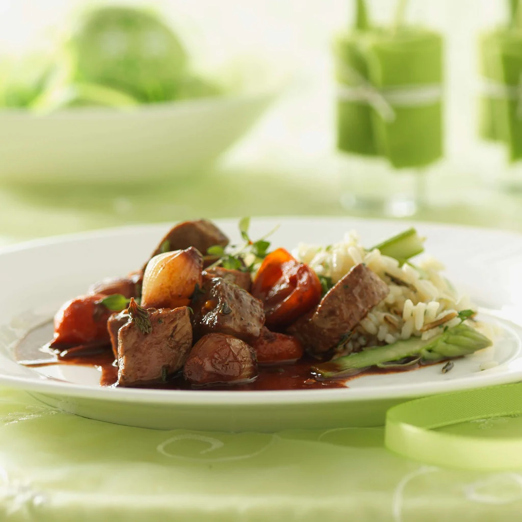 Lammwürfel mit Tomaten und Zwiebelchen