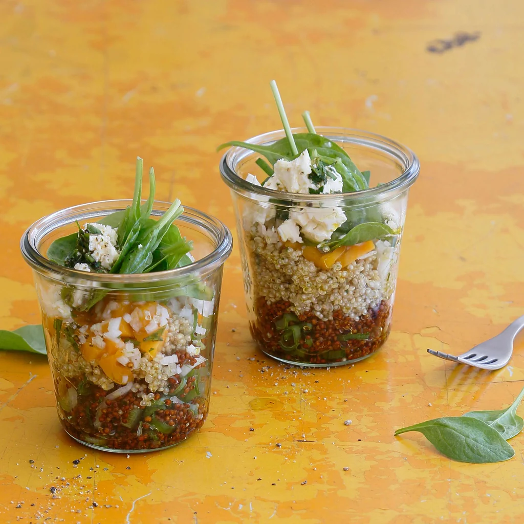Salade de quinoa avec vinaigrette, fines herbes et mangue