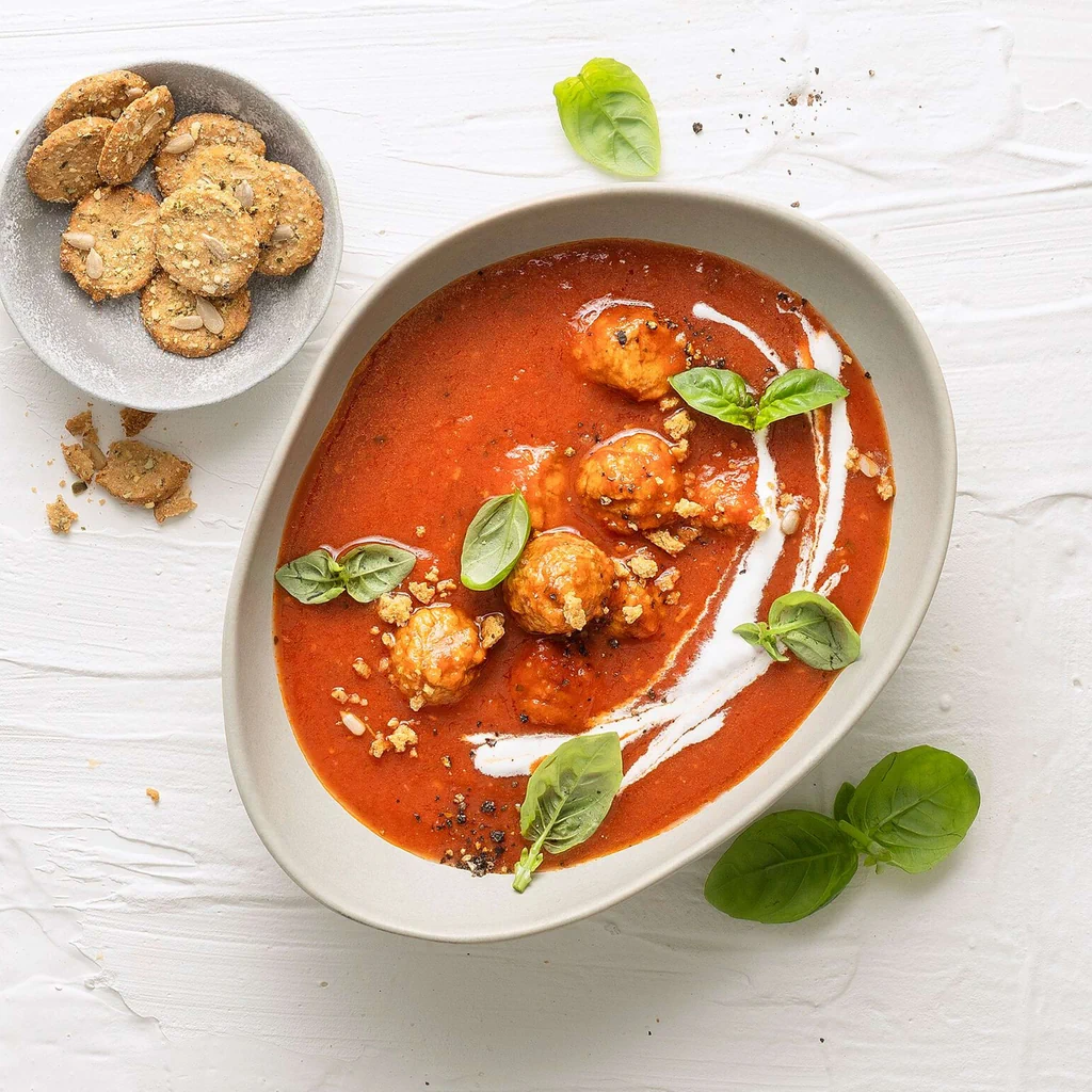 Soupe de tomates végane avec boulettes de légumes