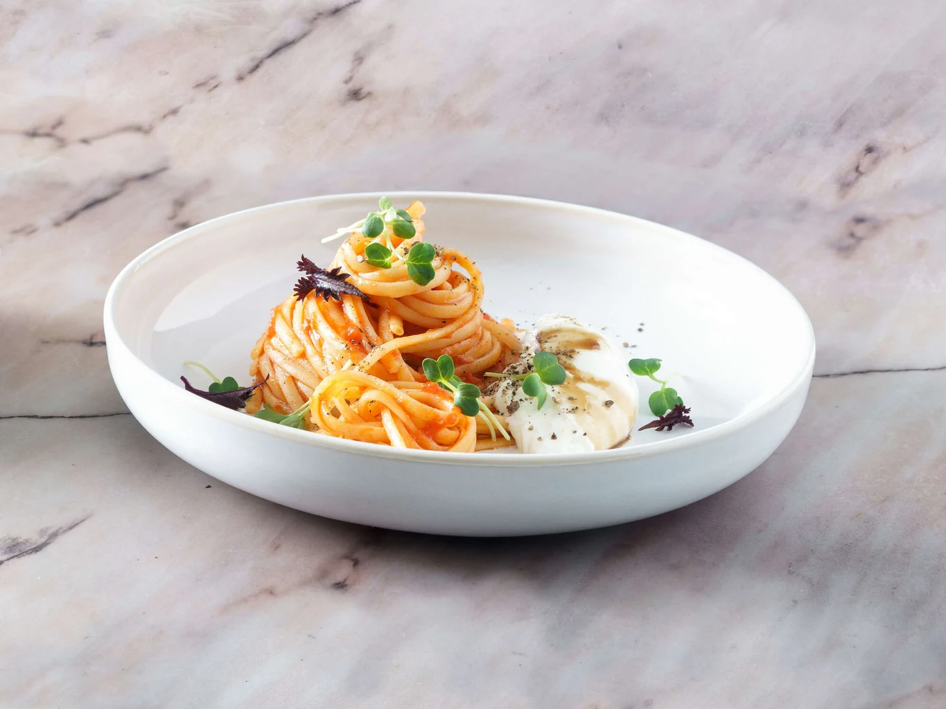 Linguine piquantes avec burrata