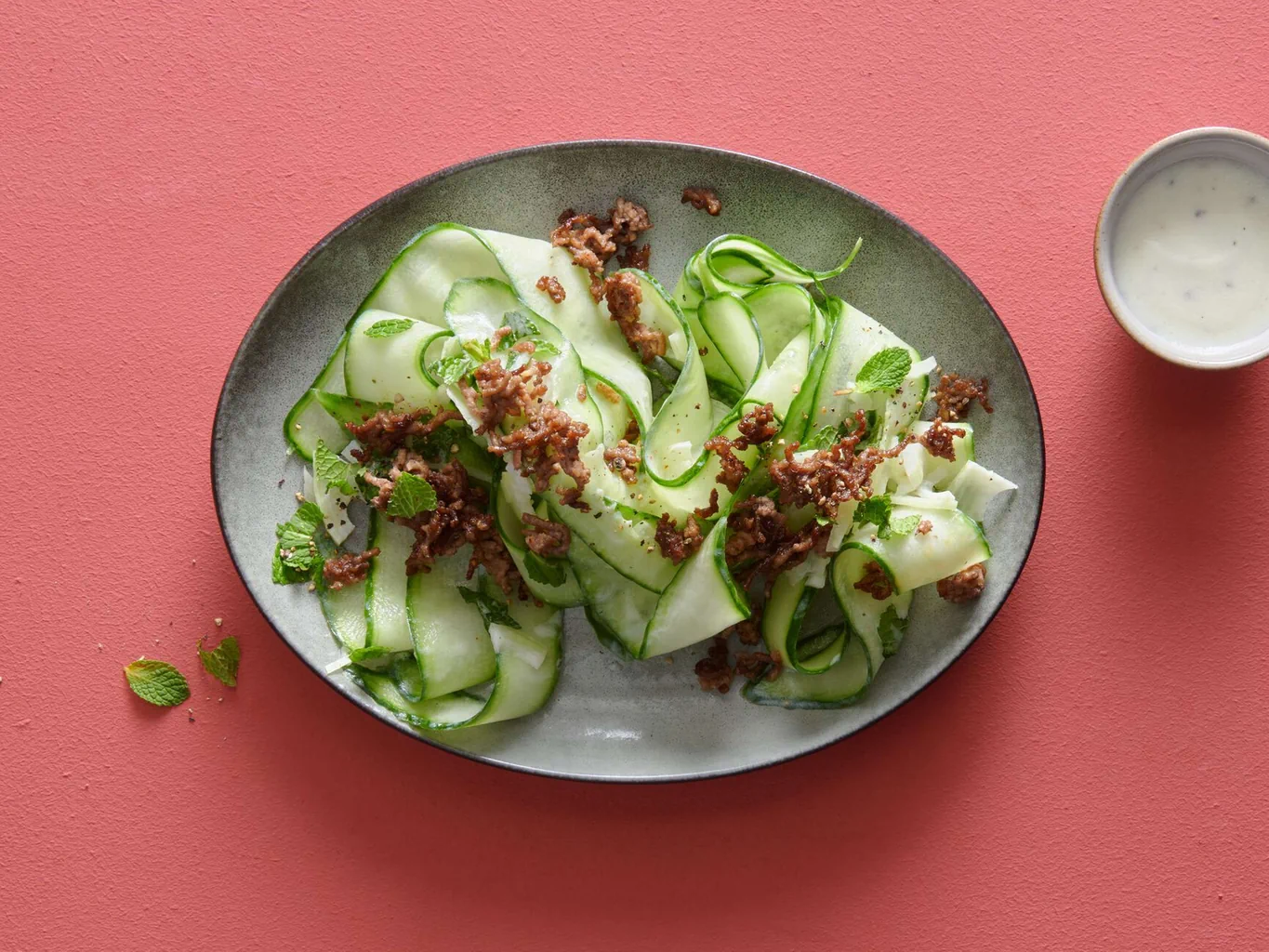 Salade de concombre à la viande hachée