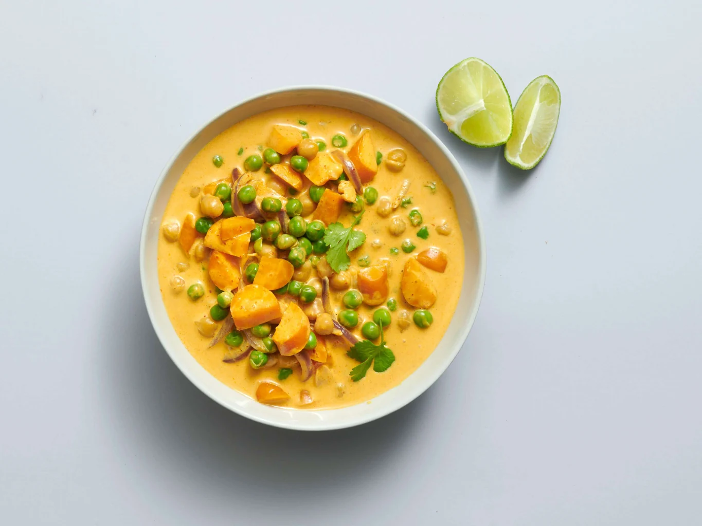 Curry di verdure con piselli e carote