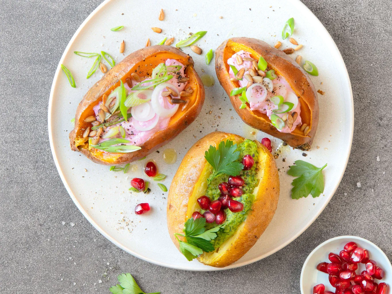 Baked potatoes con barbabietola e hummus
