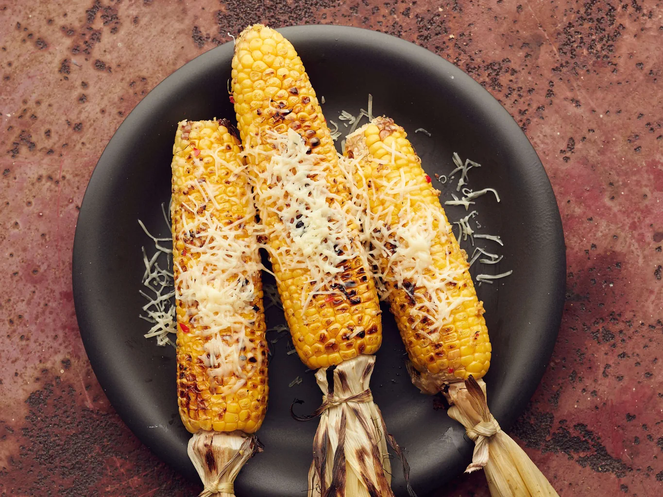 Épis de maïs grillés avec fromage