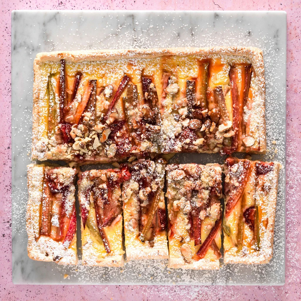 Crostata alla crema con rabarbaro e crumble di mandorle