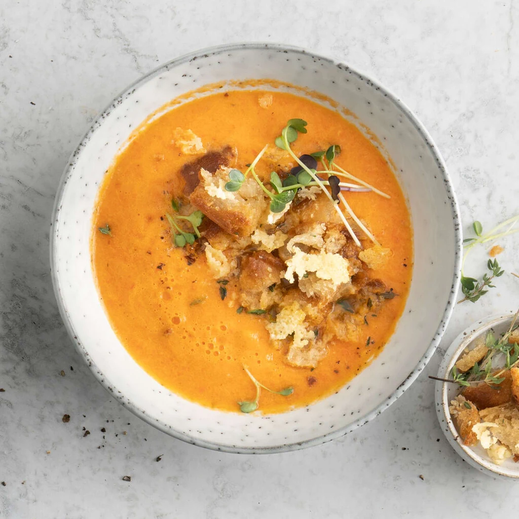 Zuppa di peperoni con crostini al parmigiano