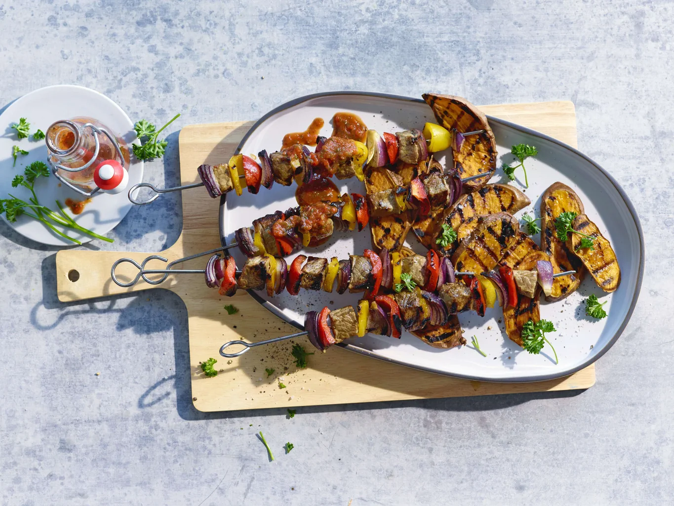 Schaschlik mit Sauce und Süsskartoffeln