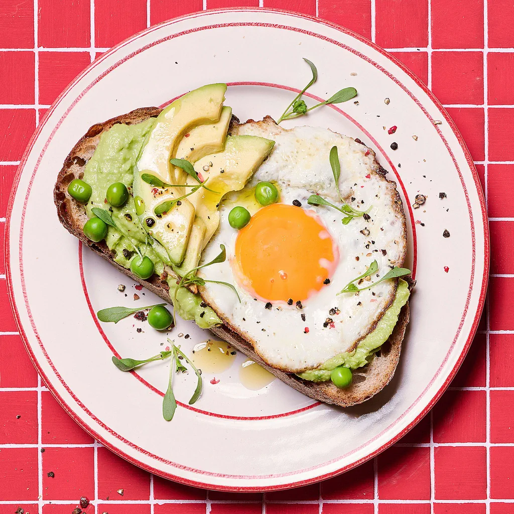 Röstbrot mit Erbsen und Spiegelei