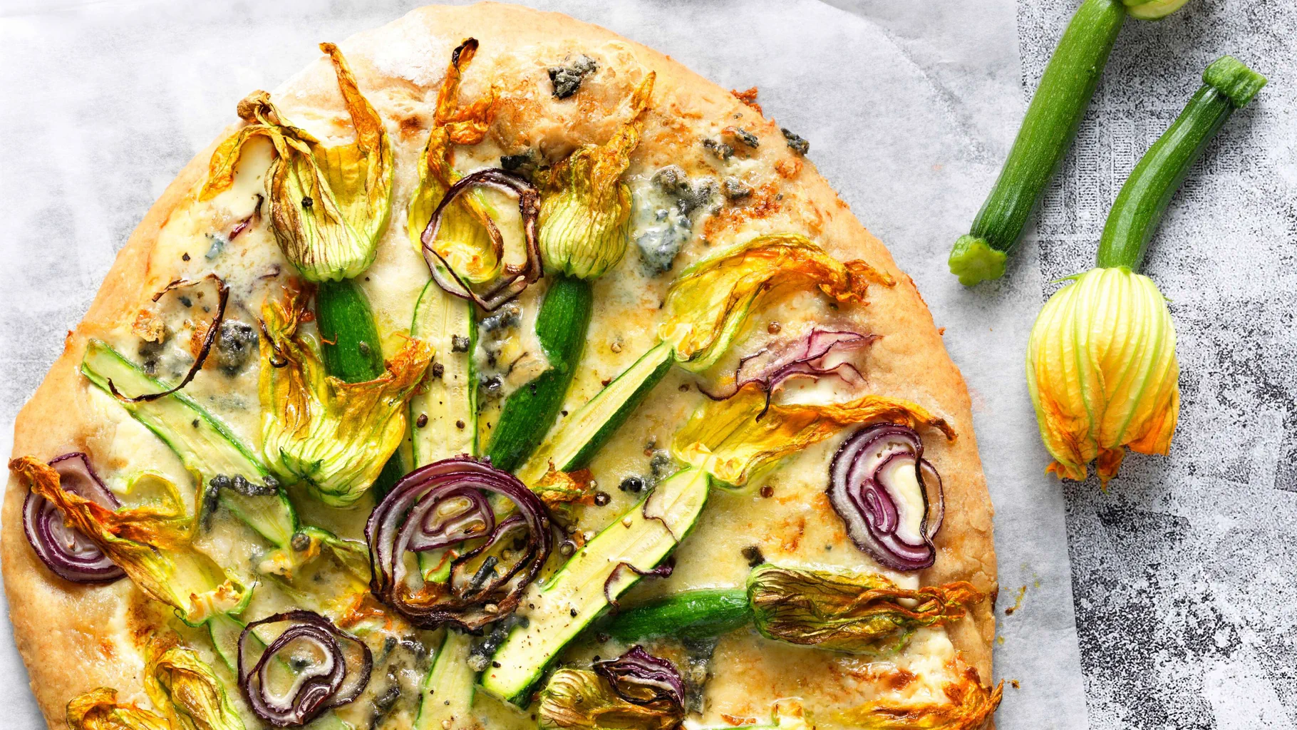 Tarte flambée aux fleurs de courgette