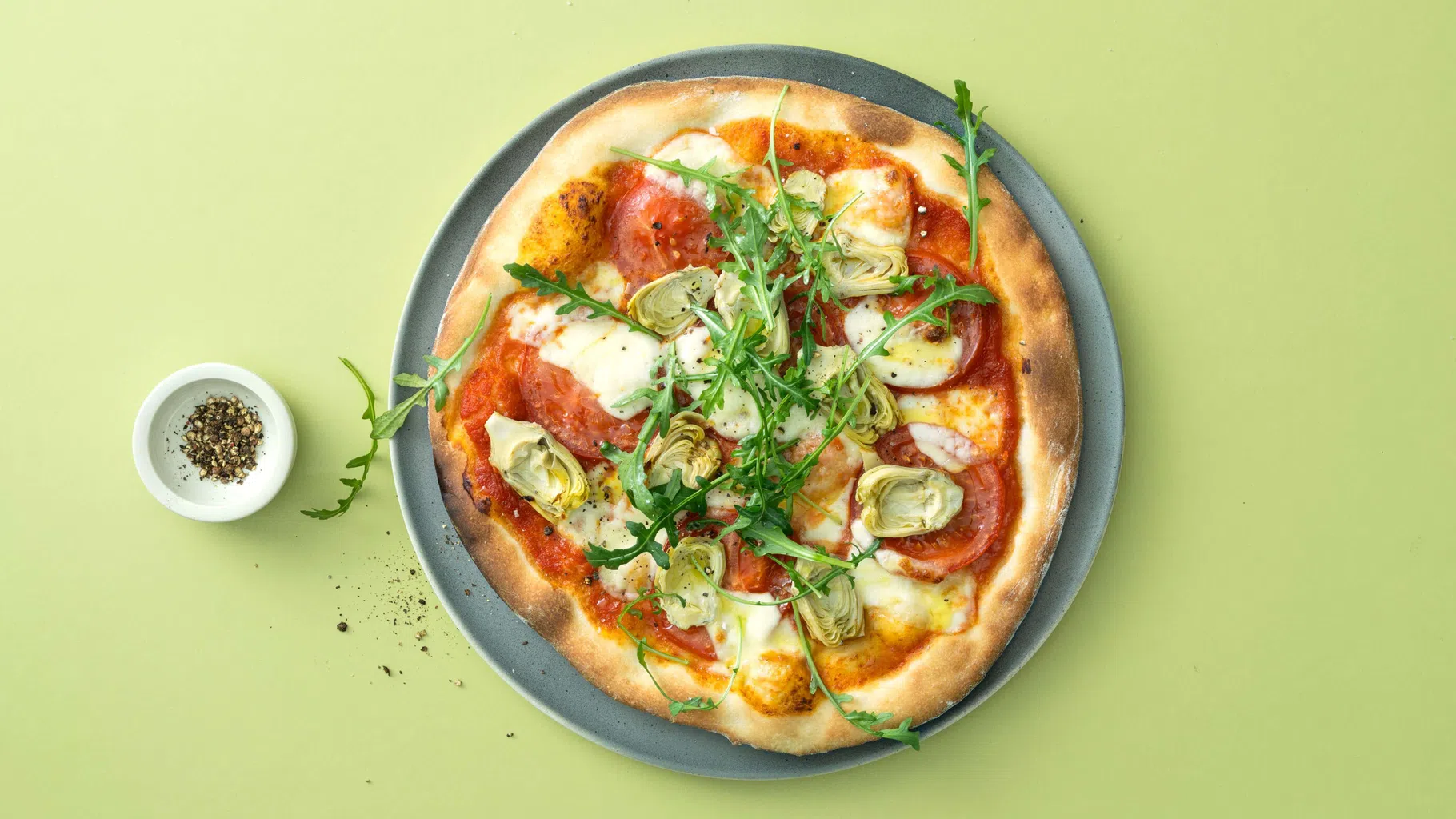 Pizza mit Artischocken und Rucola