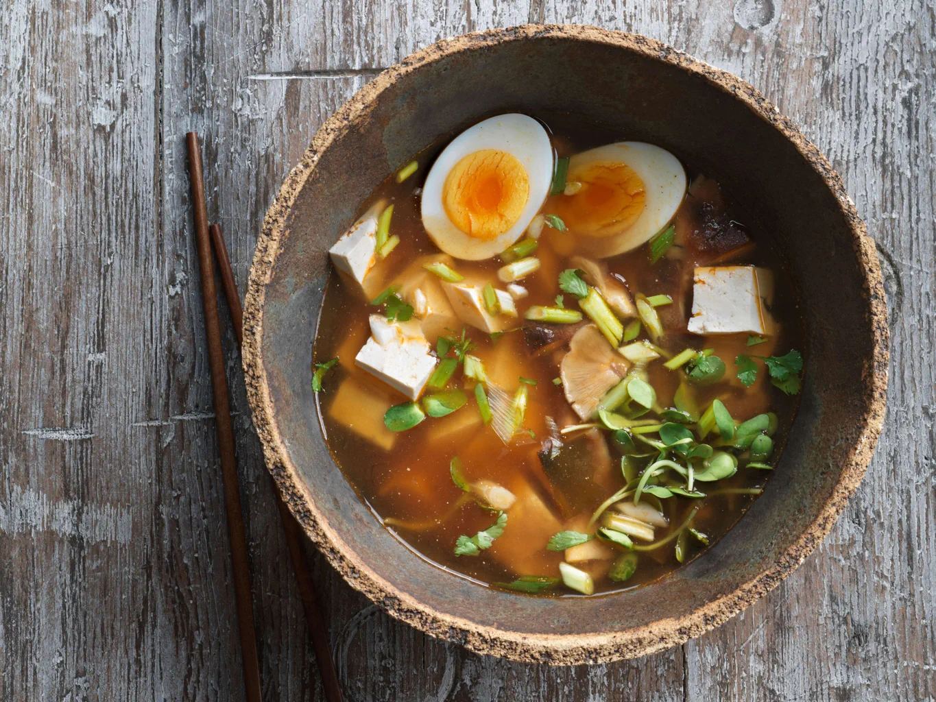 Soupe asiatique avec shiitaké et tofu