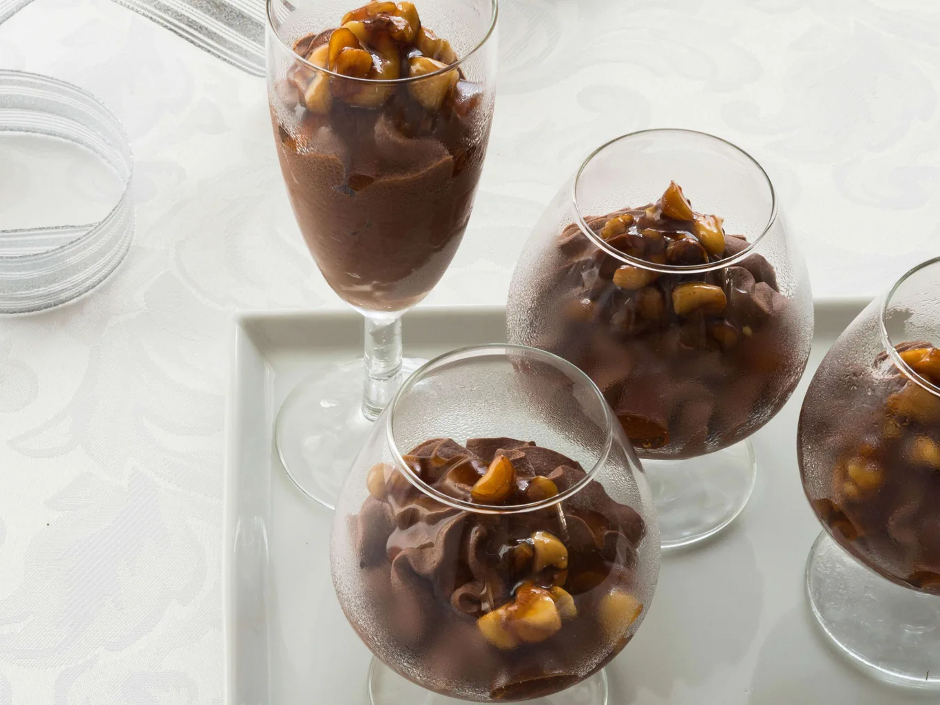 Schokoladen-Semifreddo mit Nusssauce