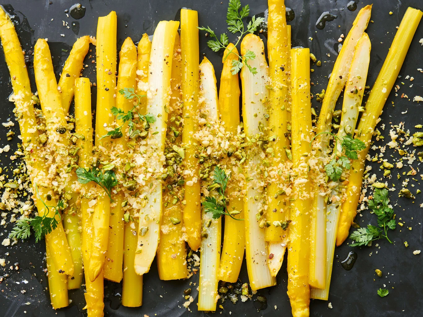 Asperges au curcuma avec crunch de pistaches