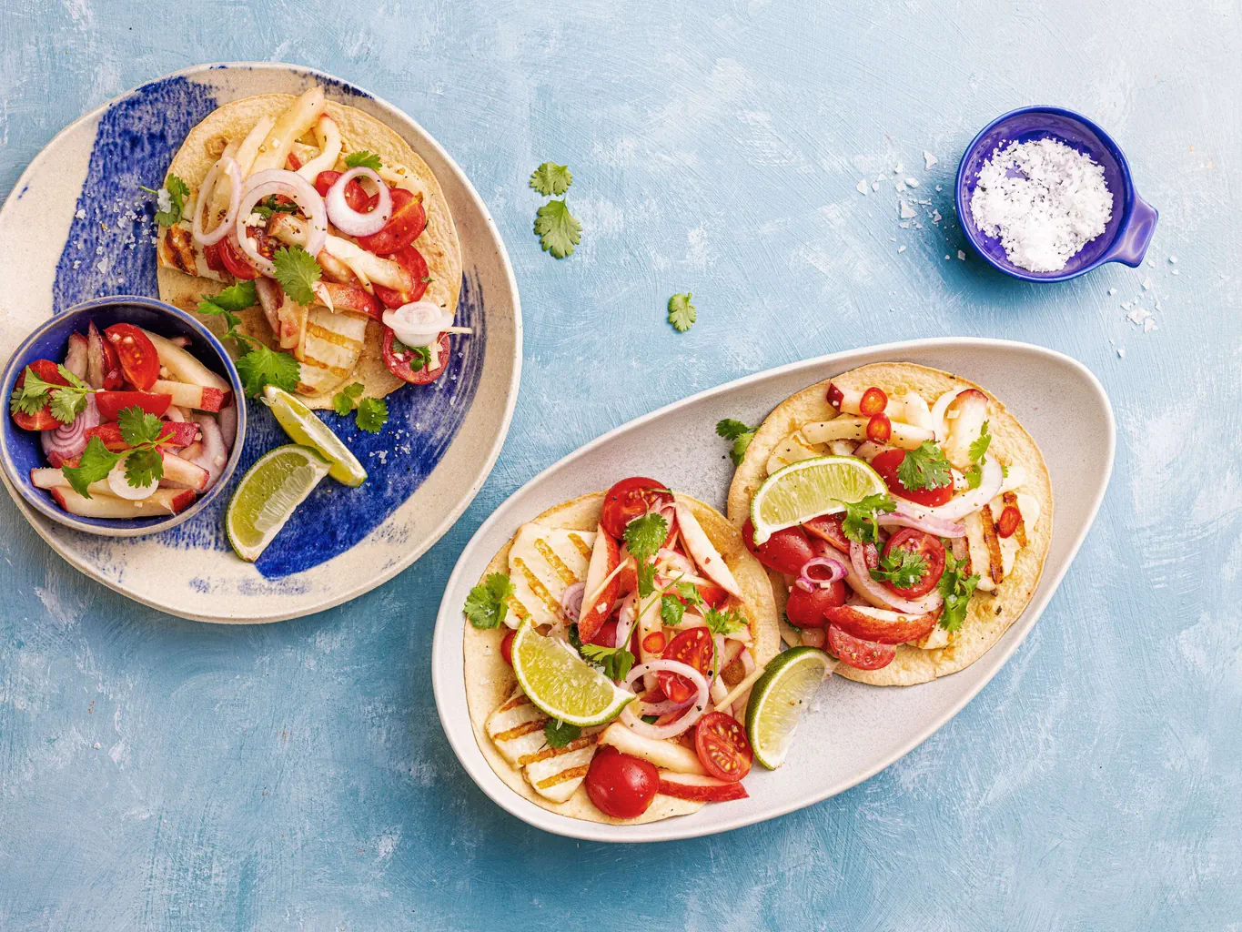 Halloumi-Tostadas mit Pfirsich und Tomaten