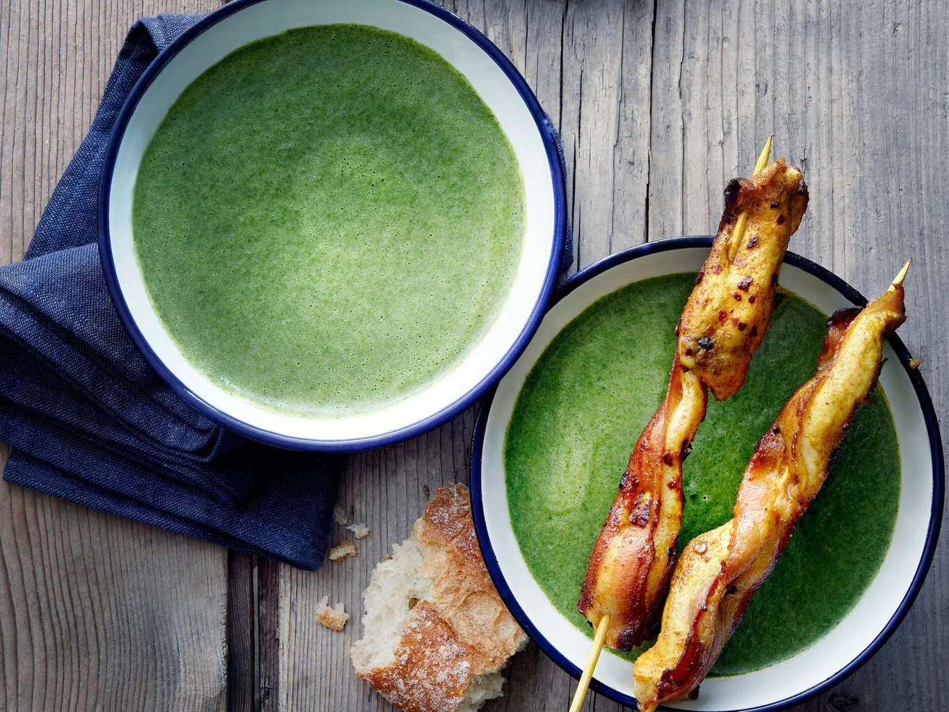 Bärlauch-Spinat-Suppe mit Speck-Poulet-Spiessli