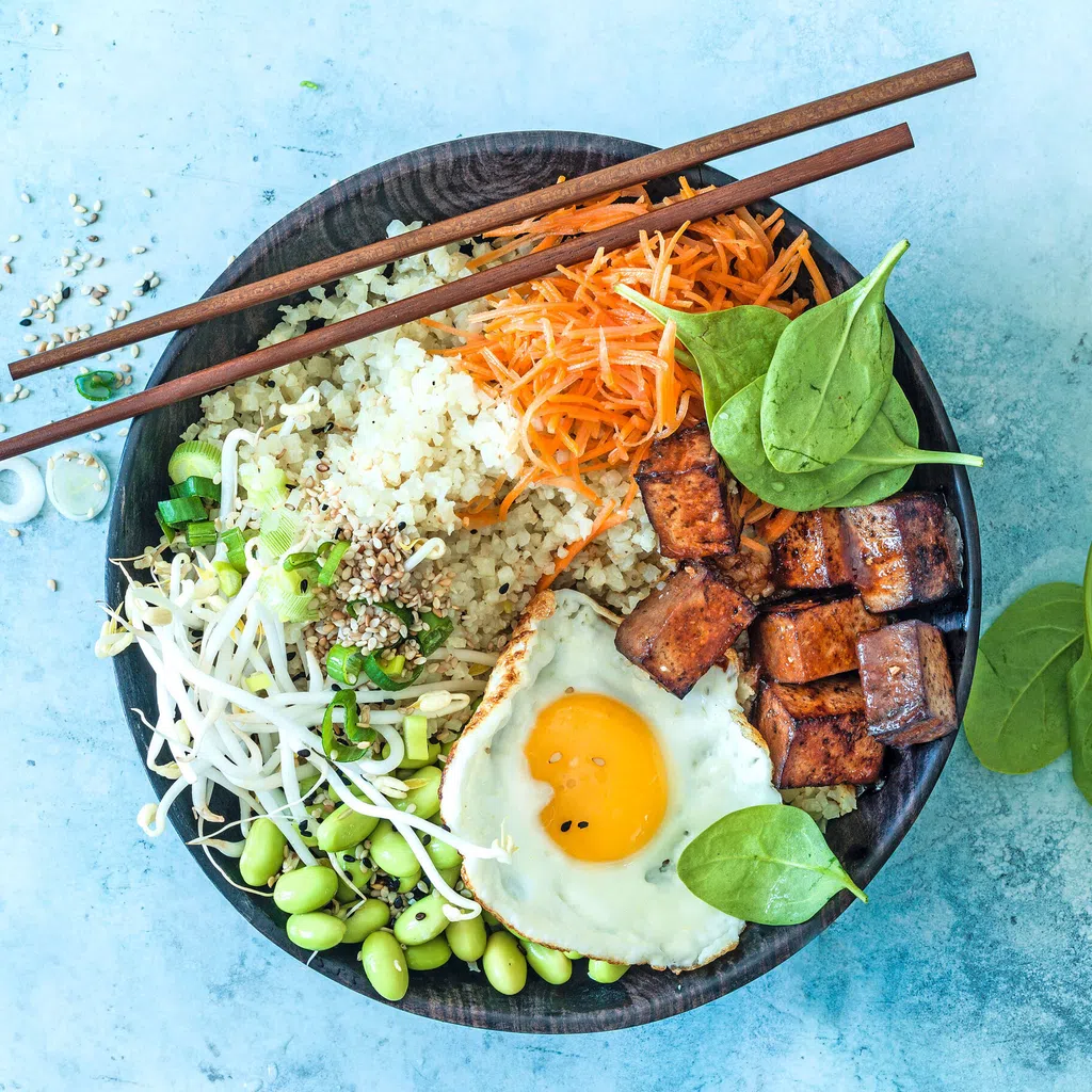 Buddha-Bowl mit Blumenkohlreis und Tofu