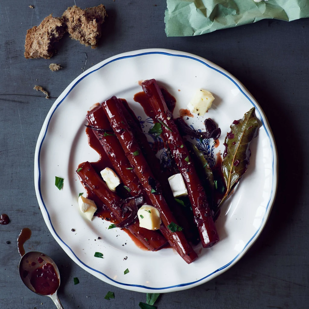 In Rotwein gekochte Schwarzwurzeln mit Käse