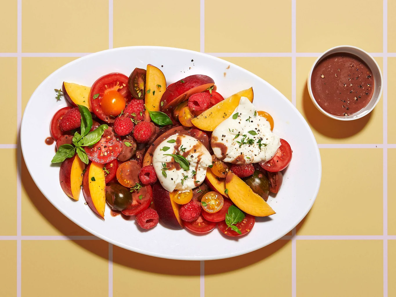 Salade de tomates aux nectarines, framboises et burrata