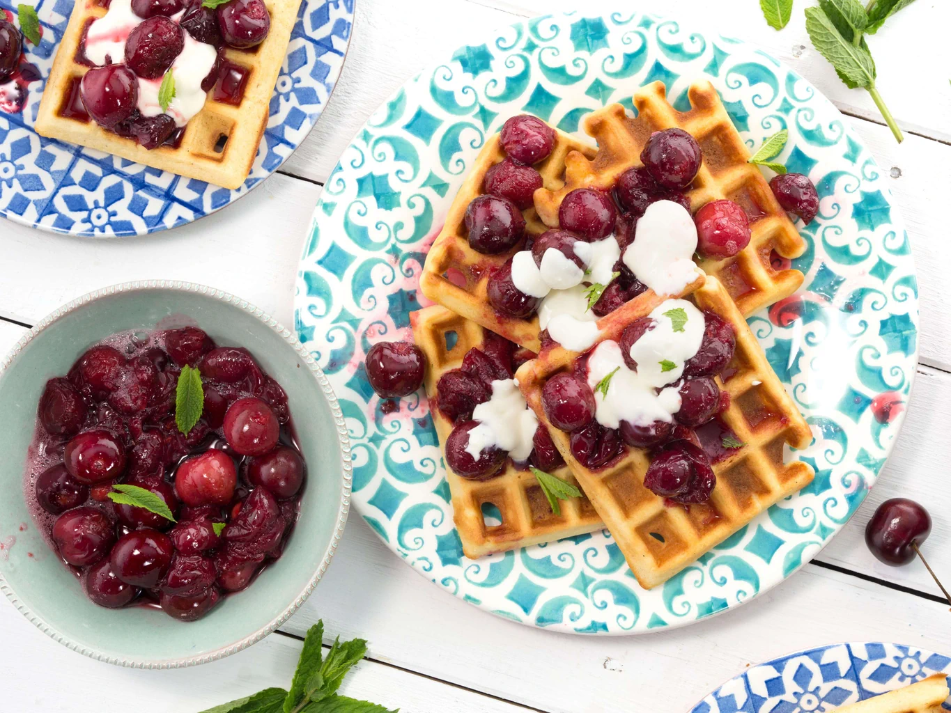 Gaufres avec compote de cerises