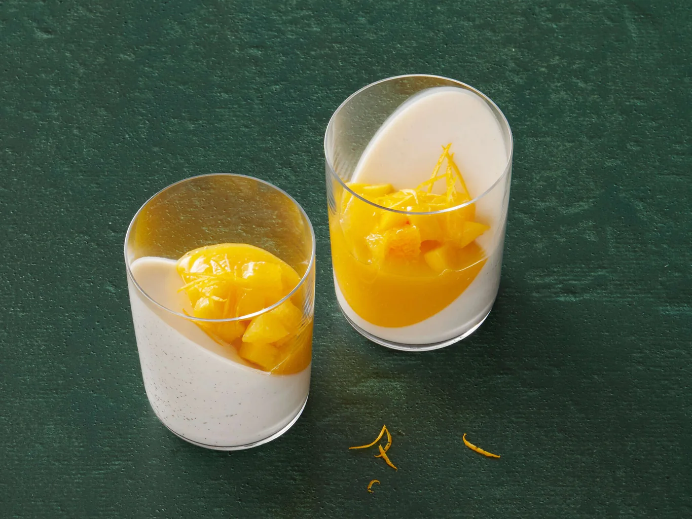 Panna cotta al cocco con salsa di mango