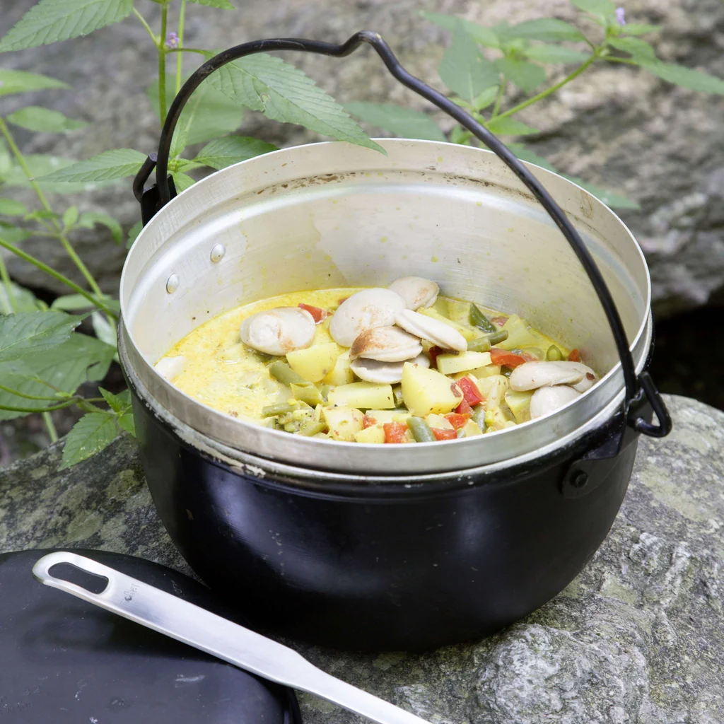 Curry di verdure con bratwurst al fuoco