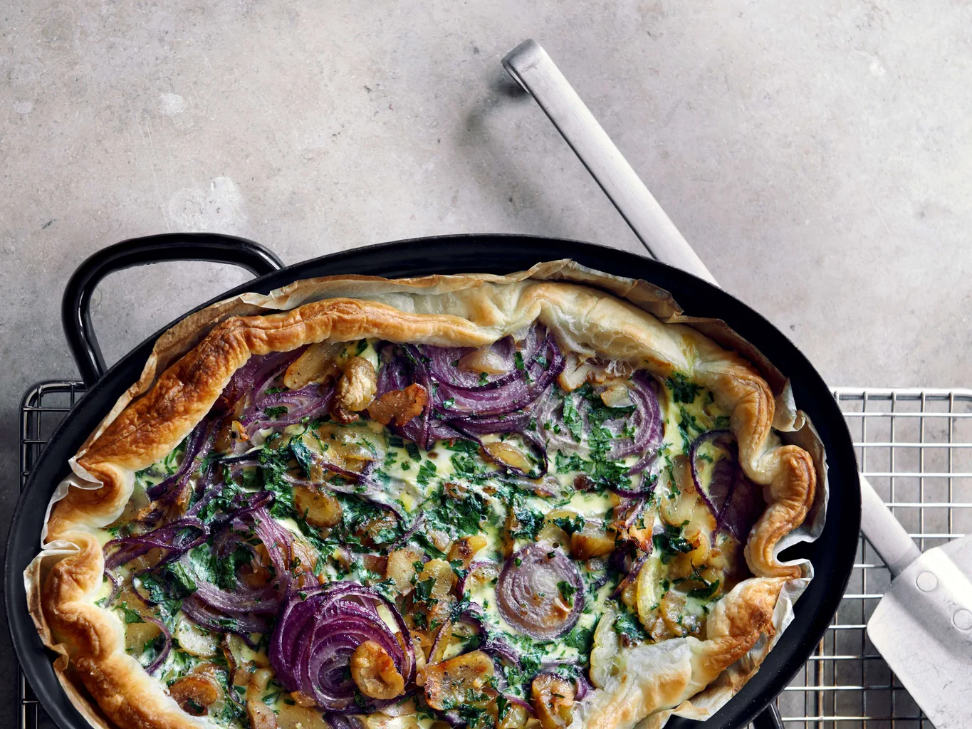 Quiche aux oignons avec marrons et fines herbes