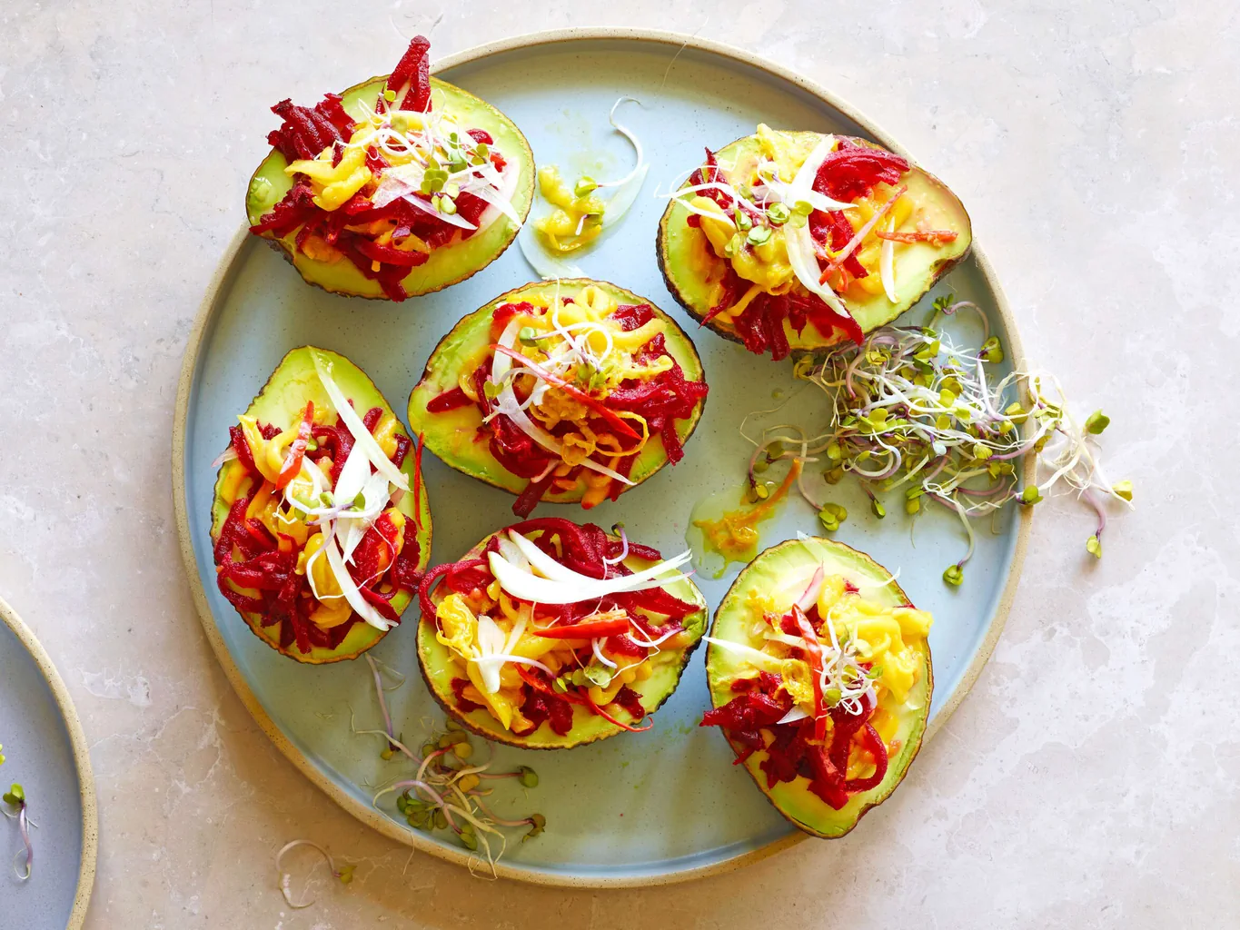 Avocat avec salade de mangue et betterave rouge