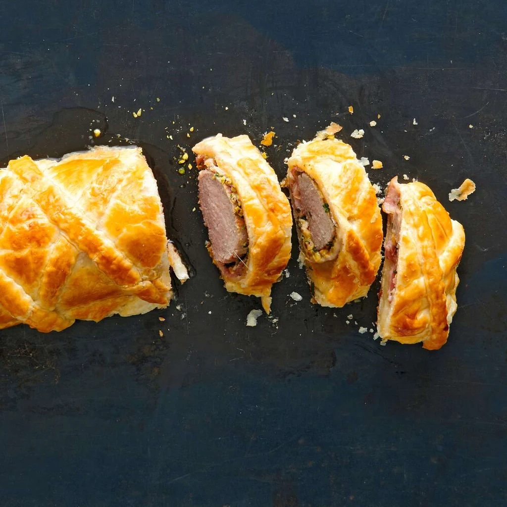 Schweinsfilet im Teig mit Frischkäse und Pistazien