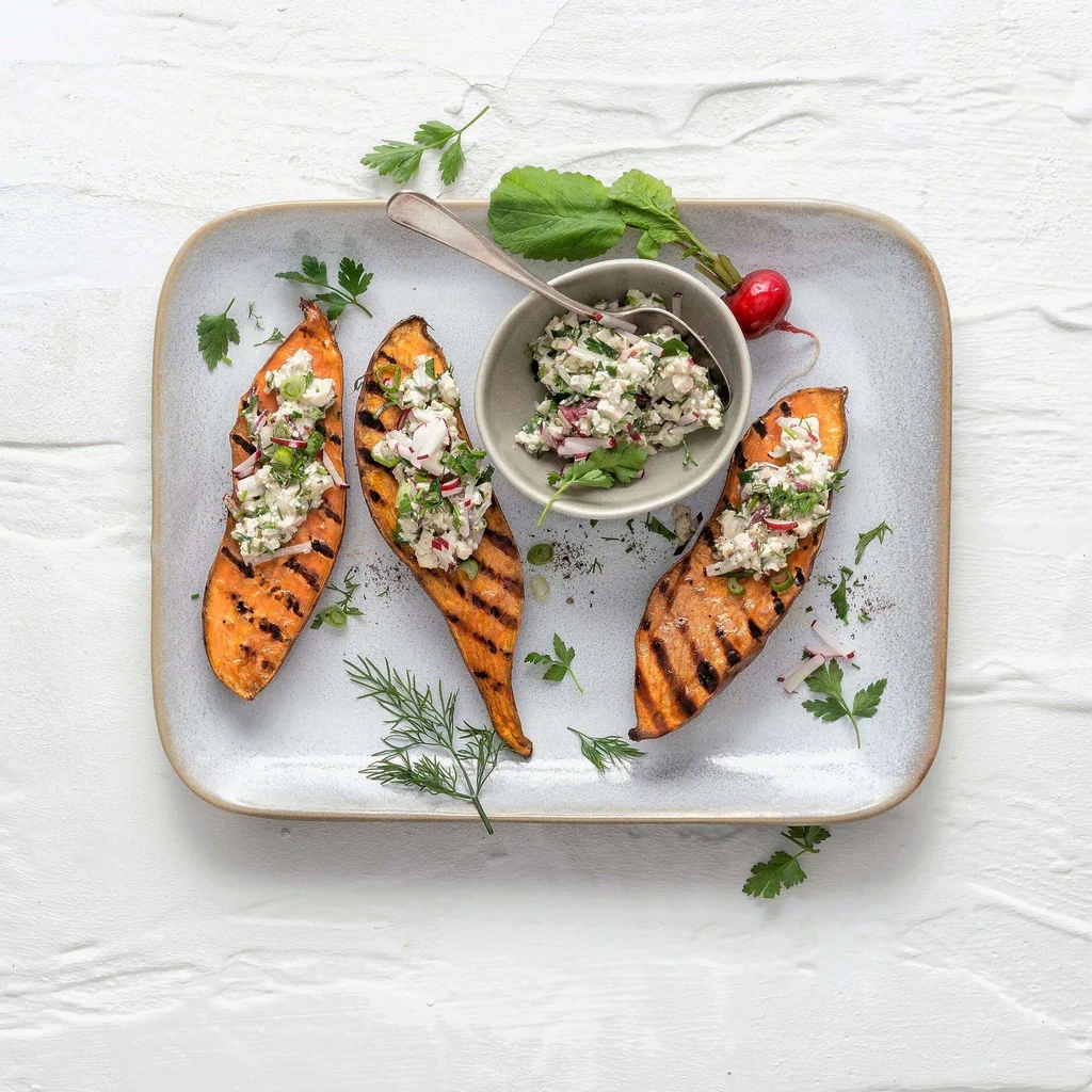 Vegane Grill-Süsskartoffeln mit Topping