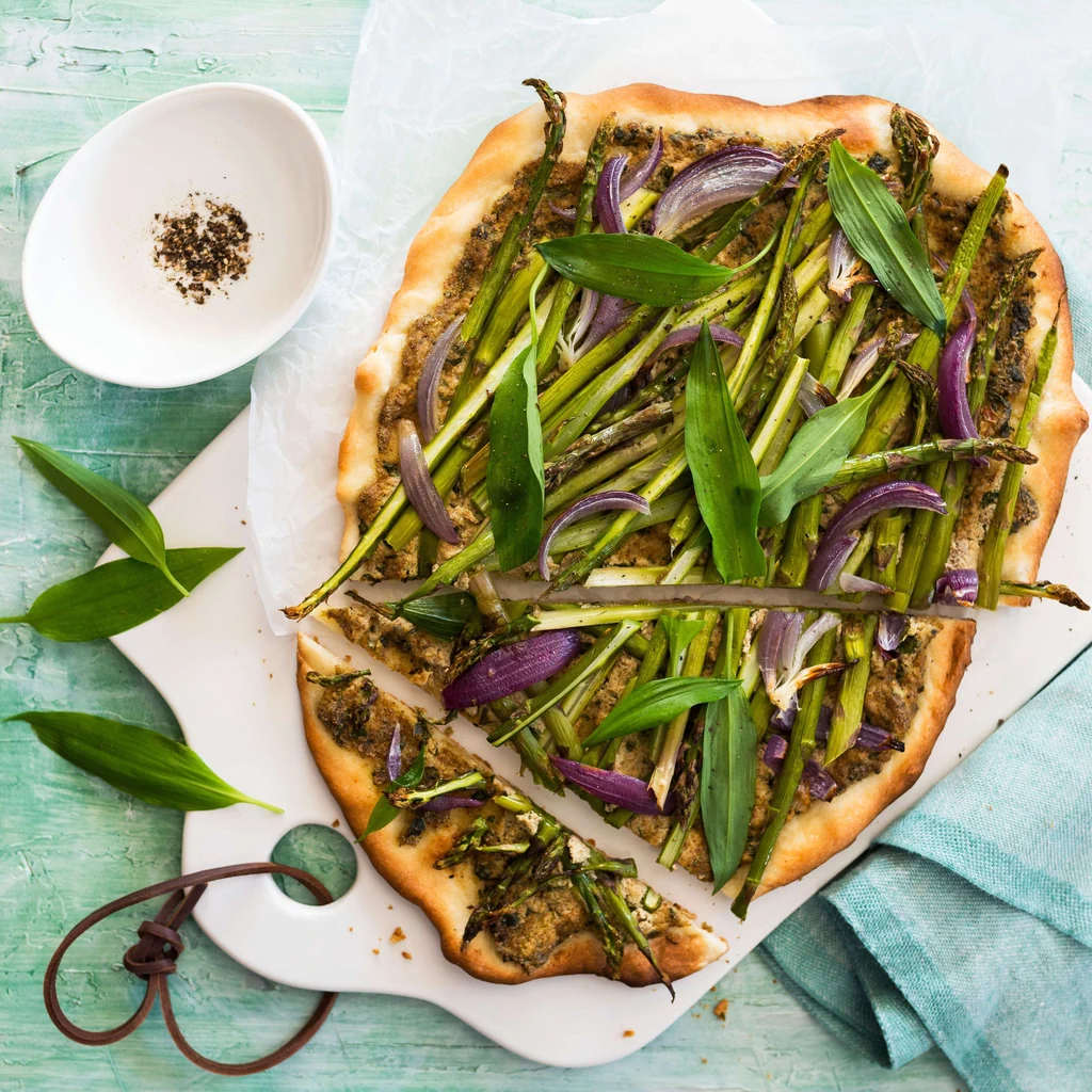 Spargel-Pizza mit Räuchertofu