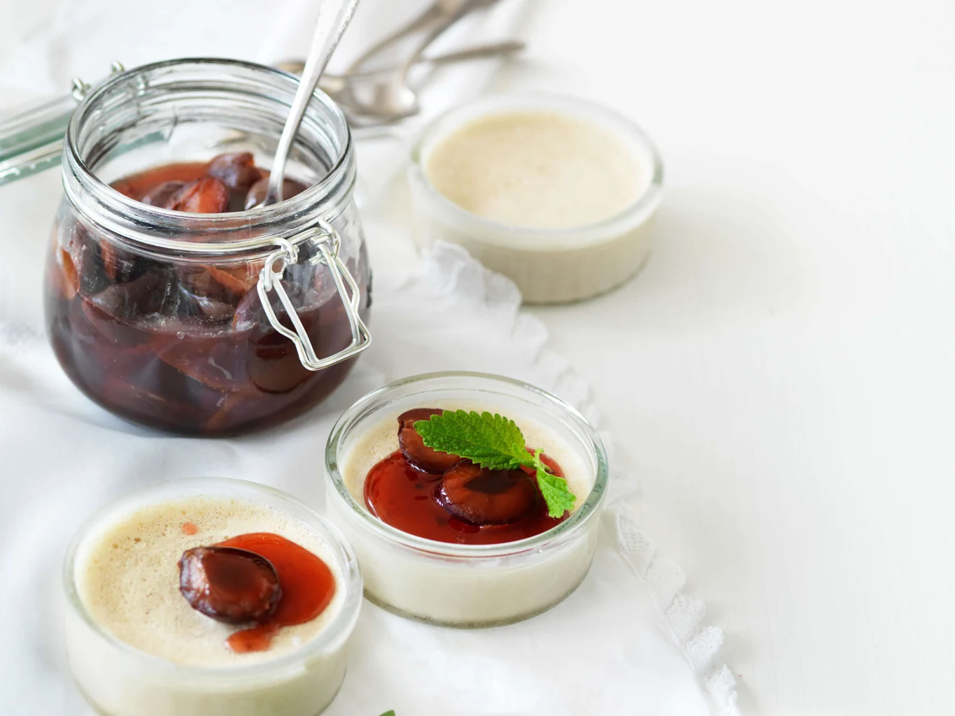 Parfait mit Zwetschgenkompott