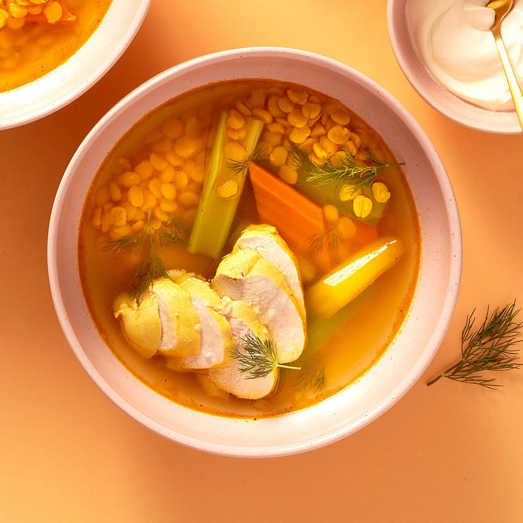 Soupe de pois jaunes au poulet et à l'aneth