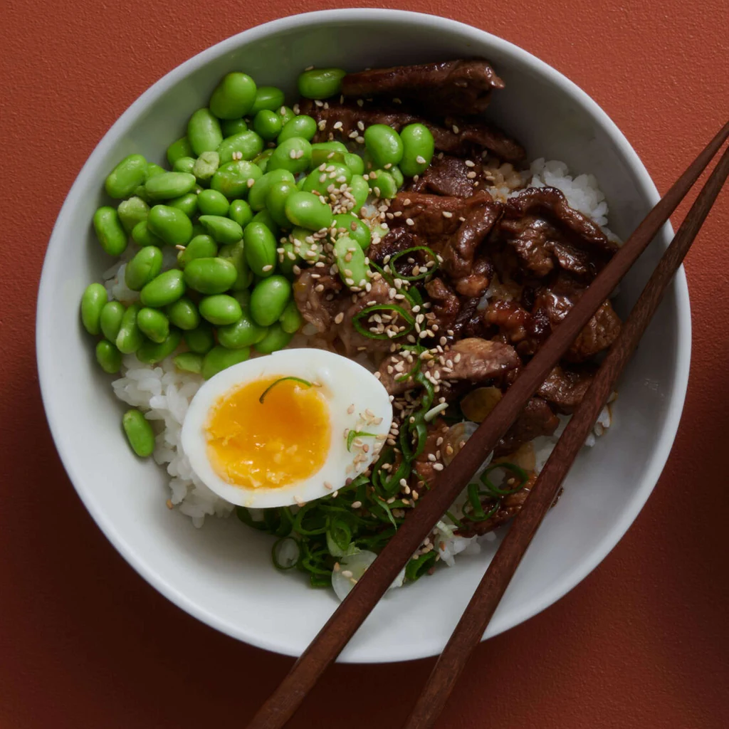 Bowl di riso al manzo con edamame