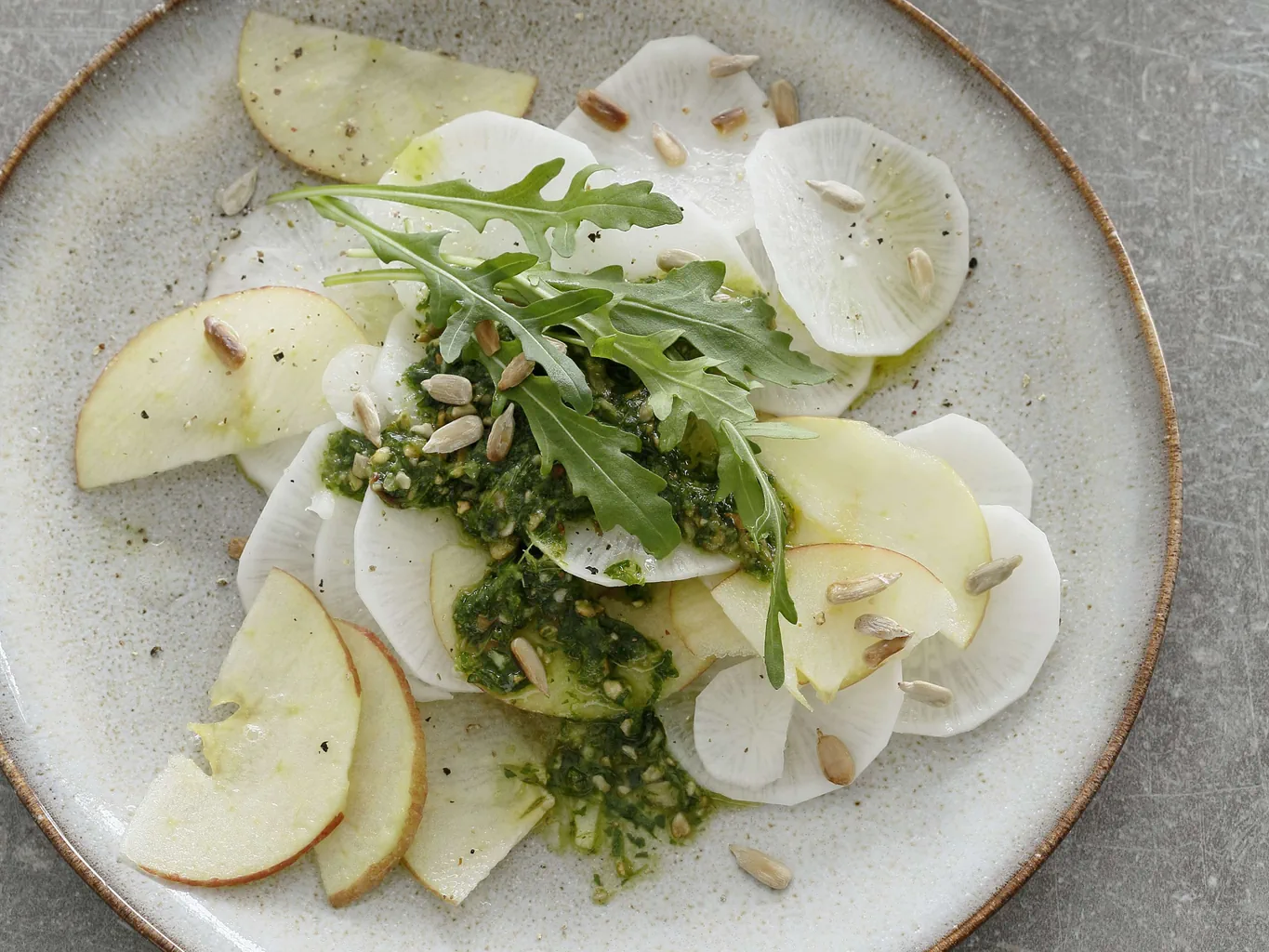 Carpaccio de radis long avec pesto de roquette