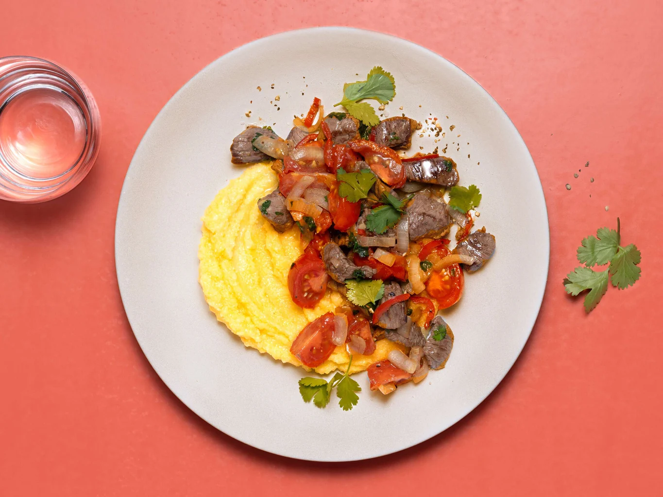 Rindshuftwürfel mit Tomaten und Koriander