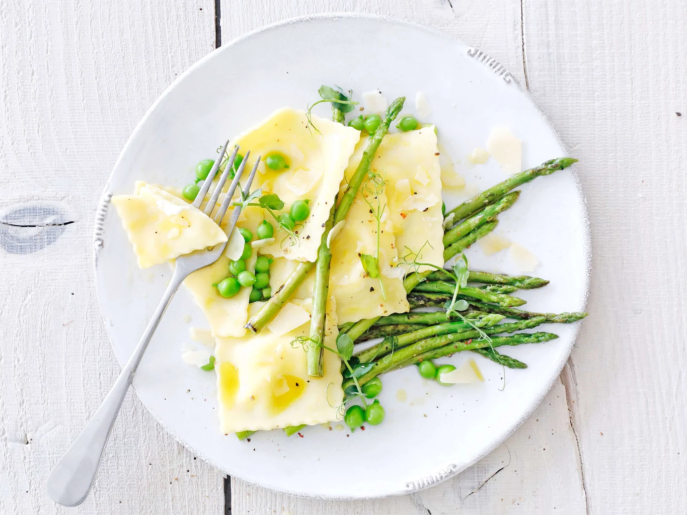 Zitronenravioli mit Spargeln und Erbsen