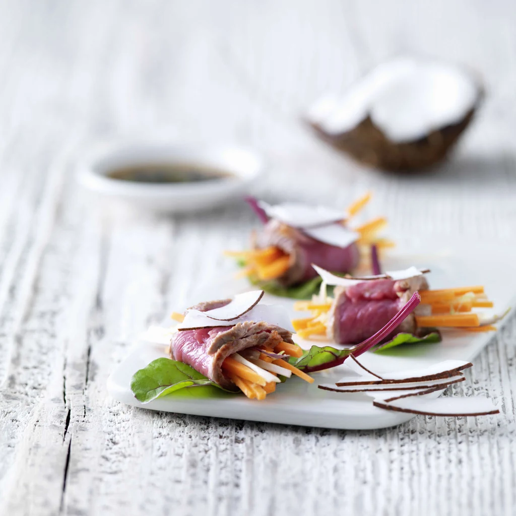 Tataki di manzo con verdure asiatiche e noce di cocco