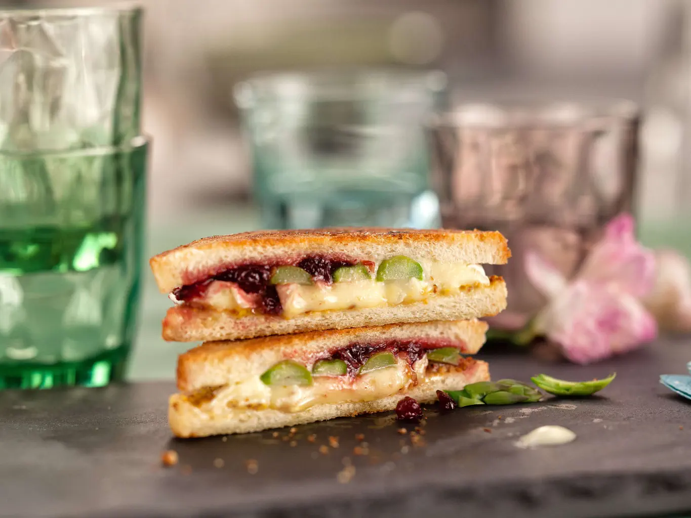 Toast con asparagi e camembert