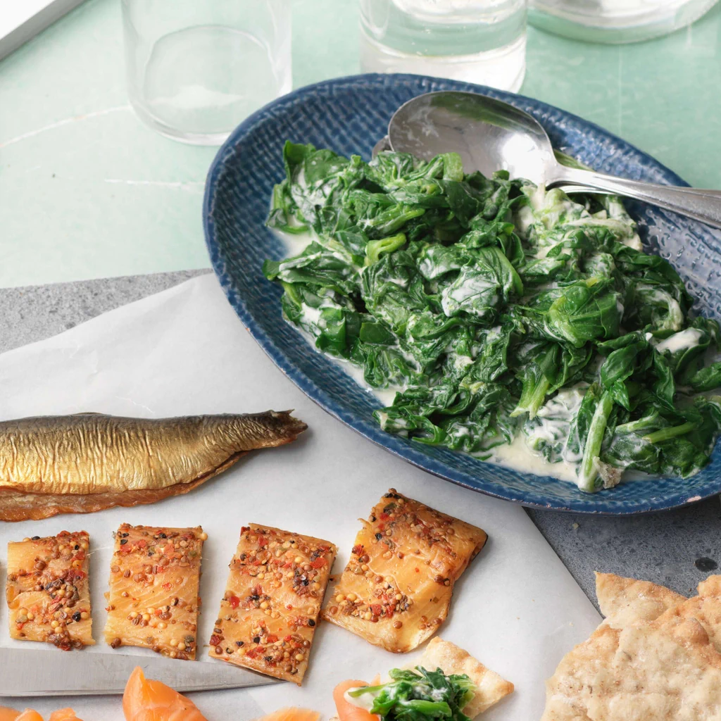 Sesam-Spinat mit Räucherfisch