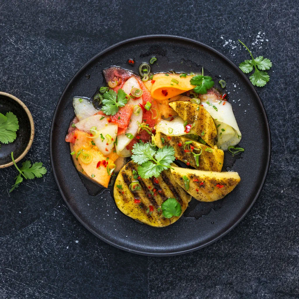 Vegane Grillkäsealternative mit Melonencarpaccio