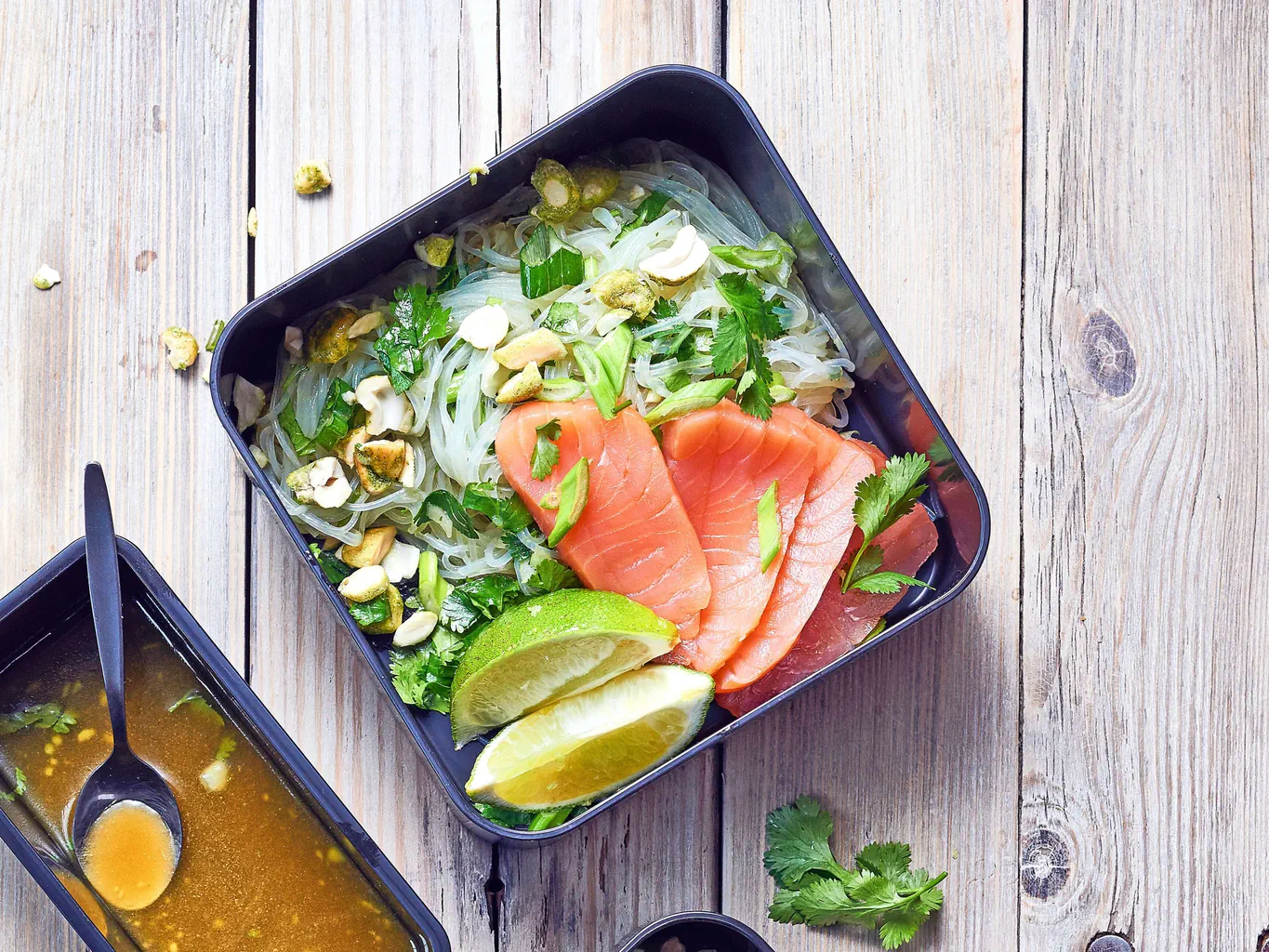 Vermicelli cinesi con salmone affumicato e wasabi