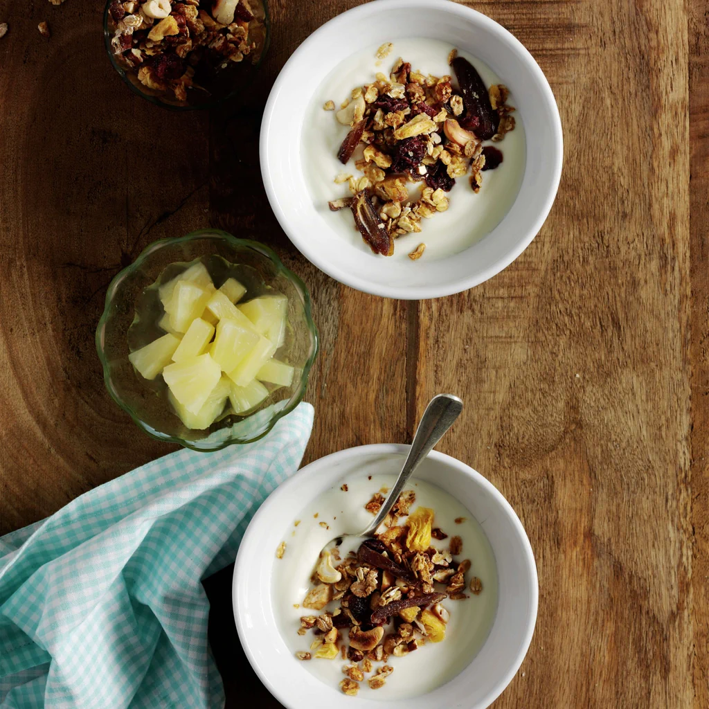 Granola aux flocons, noix et fruits séchés