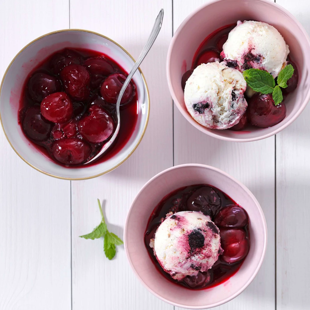 Joghurt-Schoko-Glace mit eingelegten Kirschen