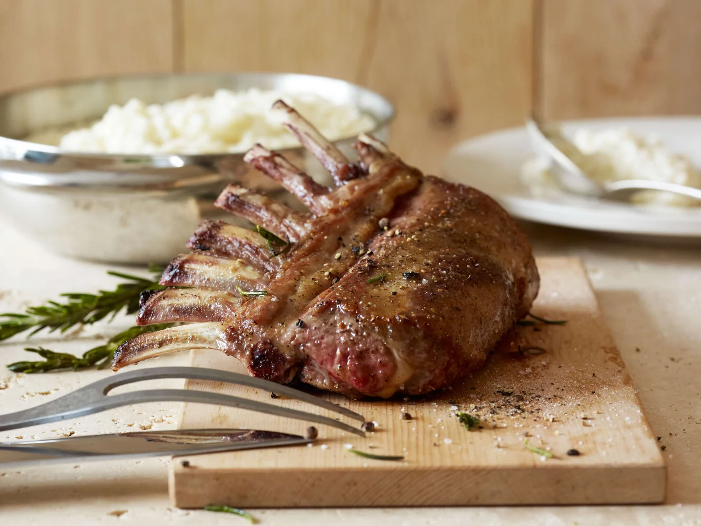 Carré d’agneau avec romarin et risotto au fromage
