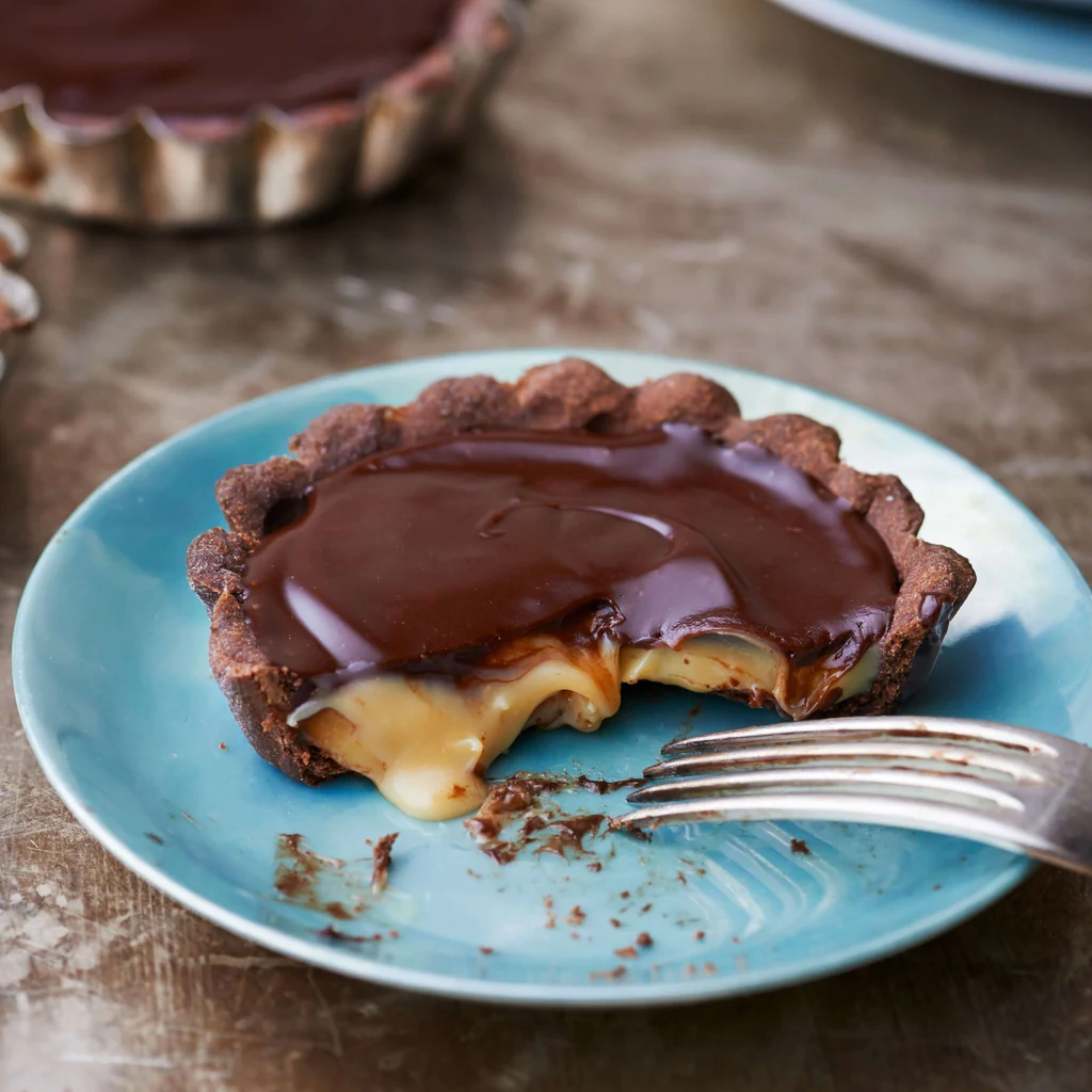 Caramel-Schokoladen-Tartelettes mit Fleur de sel