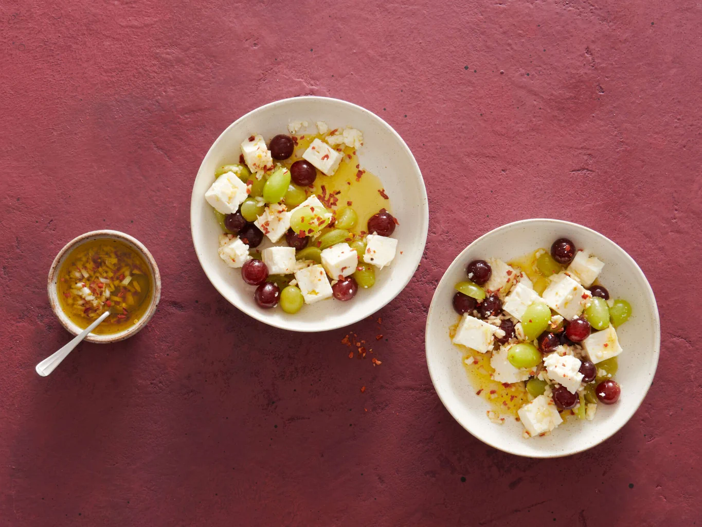 Dadi di feta marinati all'uva