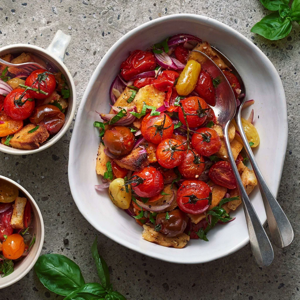Insalata di pane con pomodori tostati